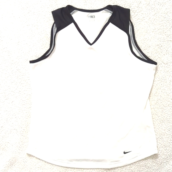 Women's NIKE light weight workout tank. - Picture 8 of 12
